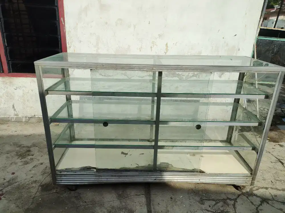 Etalase bekas usaha