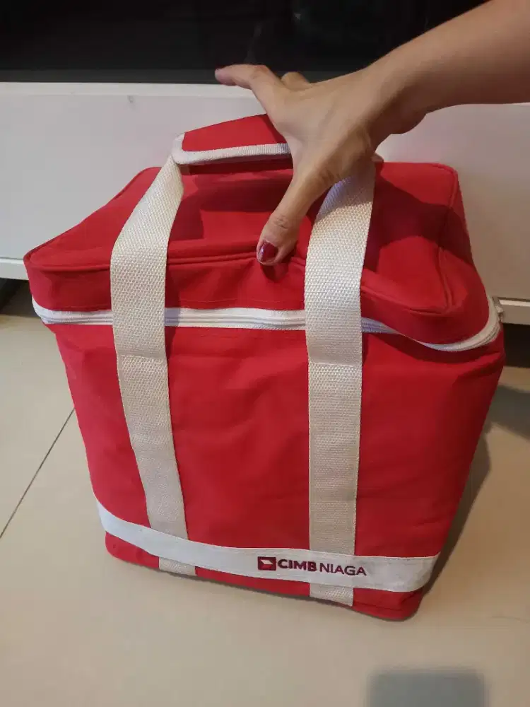 Tas kontainer merah