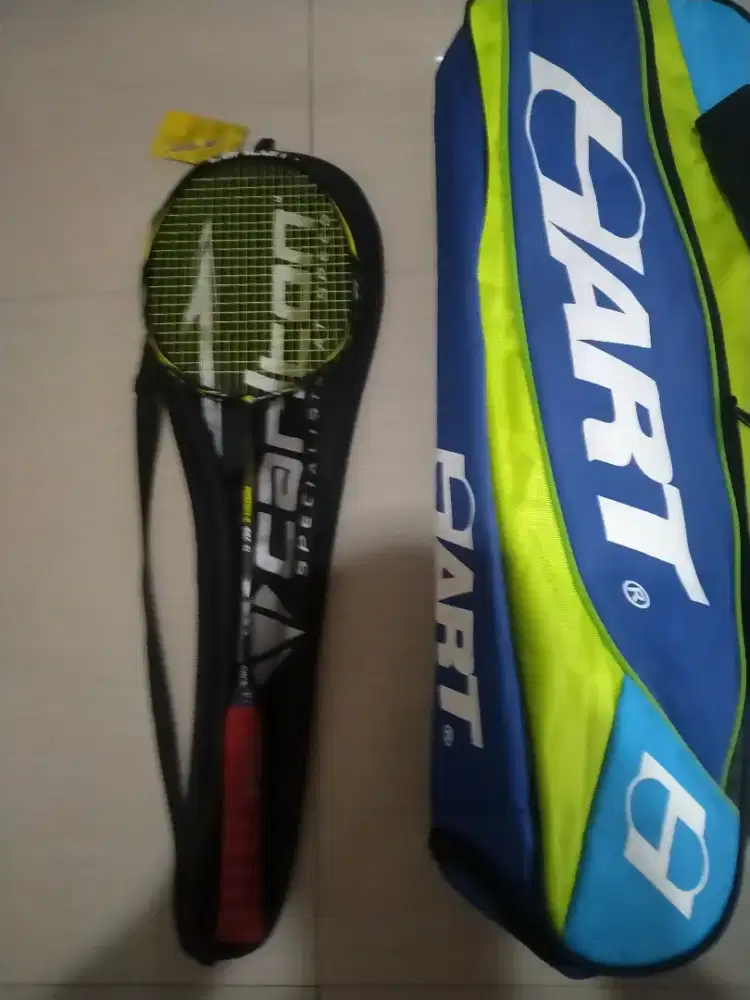 Raket bulutangkis dan tas