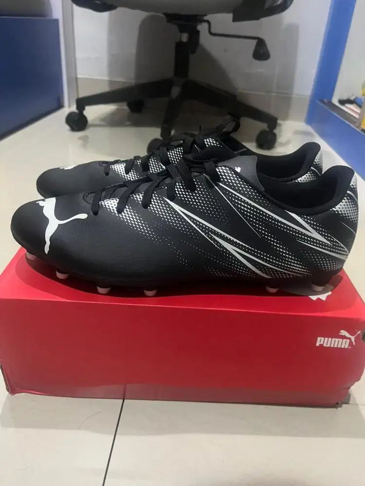 sepatu bola puma black