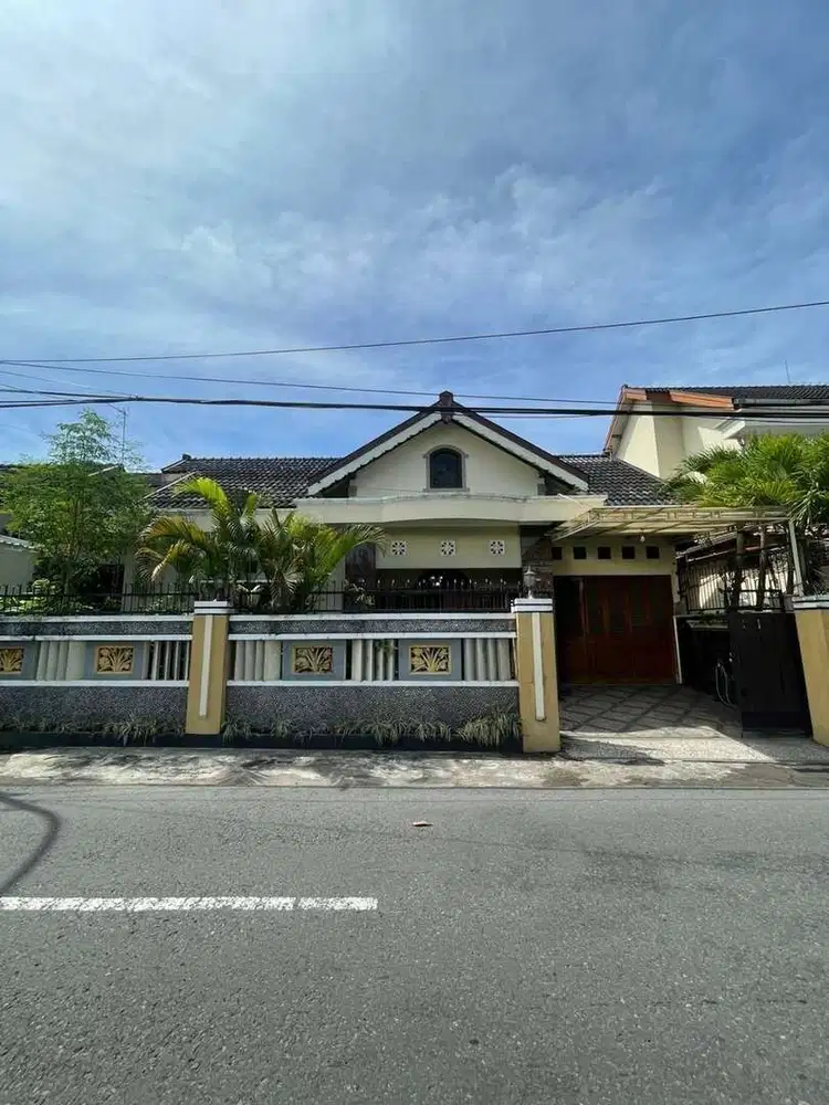 Rumah Tinggal Asri Tepi Jalan Aspal dekat jalan paris