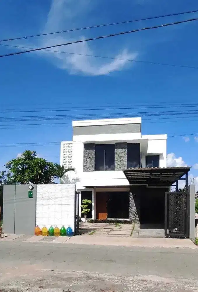 Rumah villa modern dengan kolam renang dekat Transmart & kampus UPN