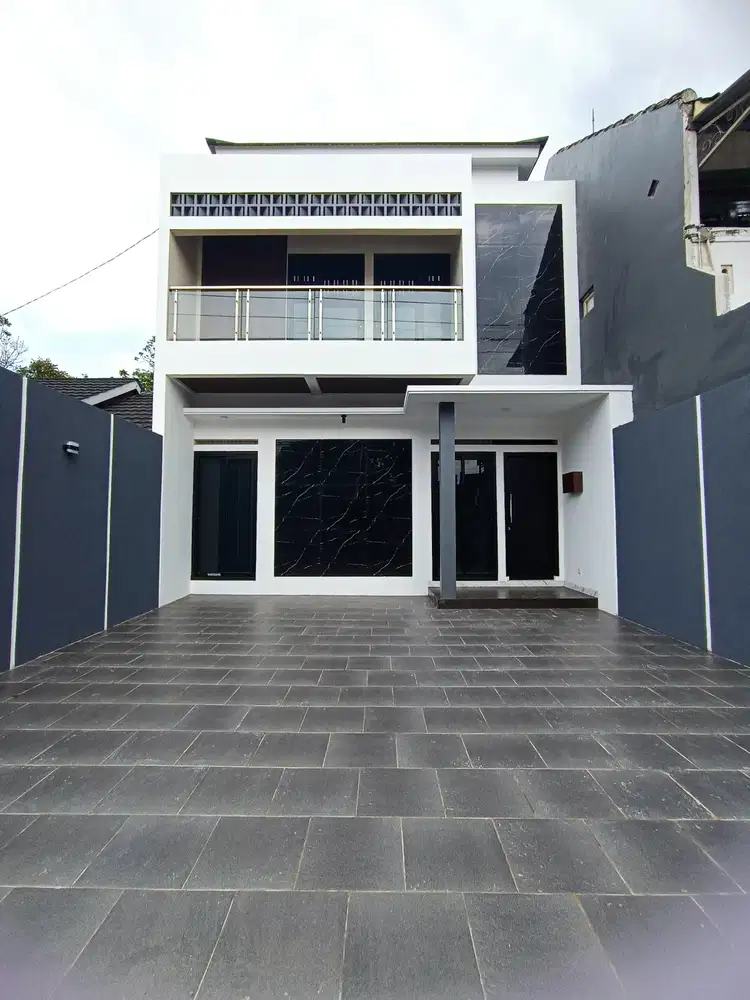 Rumah Modern 2 lantai pinggir jalan utama dekat pasar Gamping & UMY