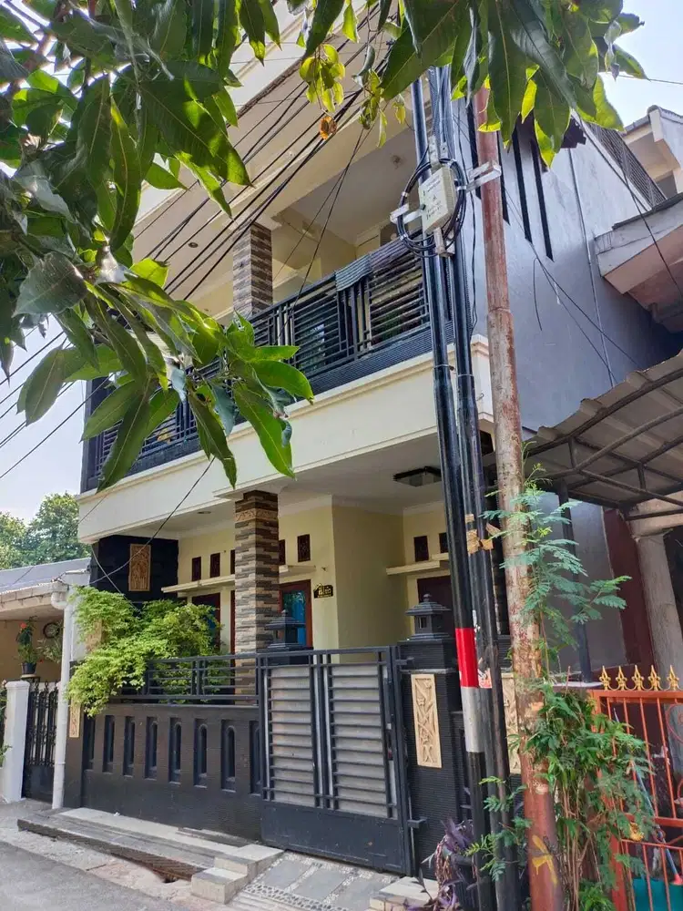 Rumah Lega Nyaman Asri  Siap Huni. 3 lt. Duren Sawit, Jakarta Timur*