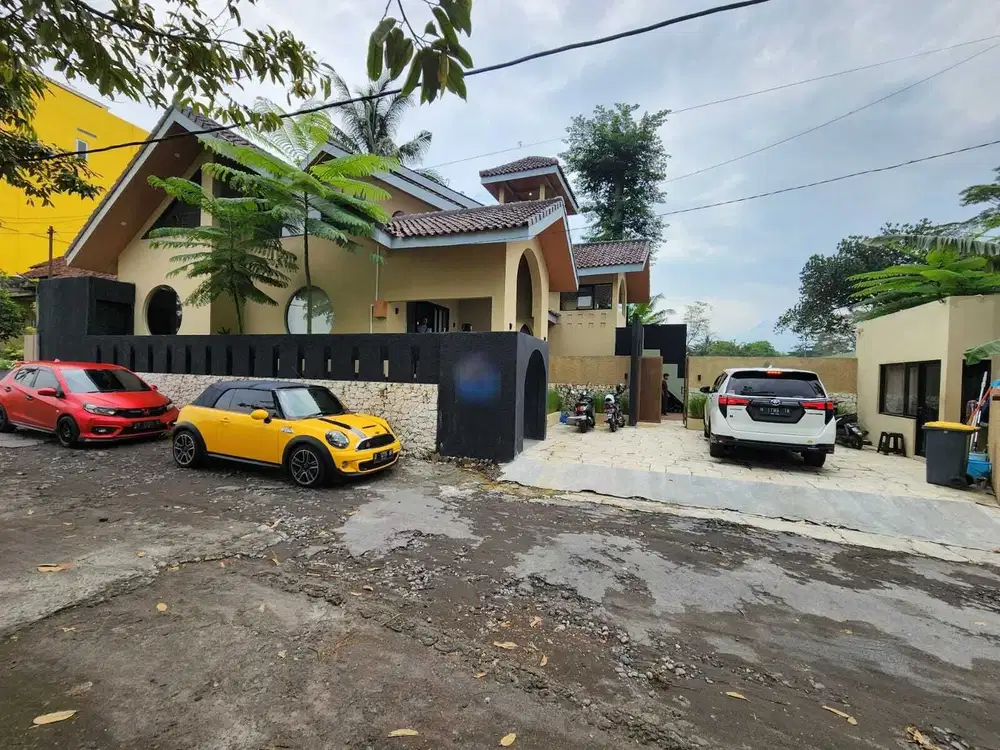 Rumah villa modern dengan kolam renang di jalan palagan km 10