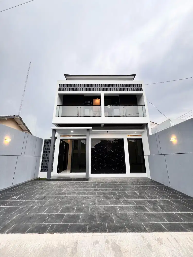 Rumah Baru 2 lantai modern minimalis dekat kampus UMY & UNJAYA