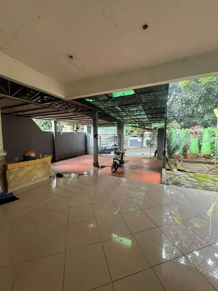 Rumah Tua Pinggir Jalan Hitung Tanah Daerah Jagakarsa