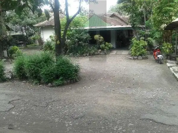 Tanah di jalan raya Slamet Riyadi