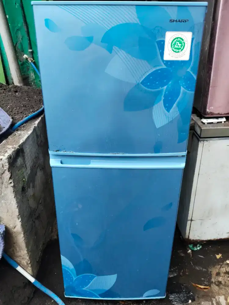 Kulkas 2 pintu sharp kondisi normal dingin beku