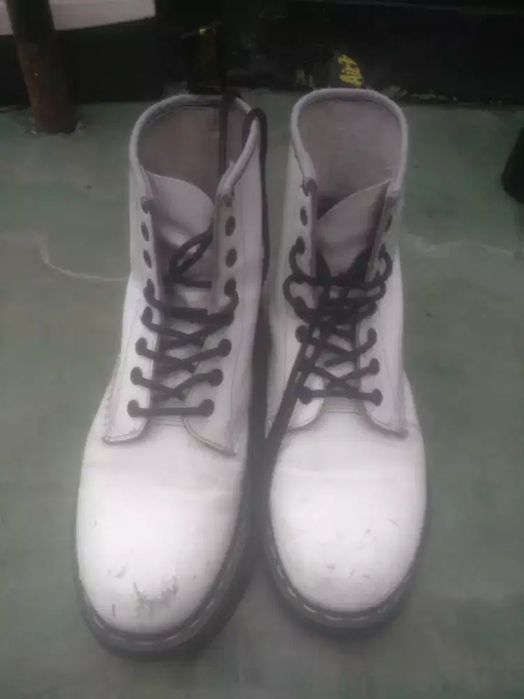 Jual docmart airwair white