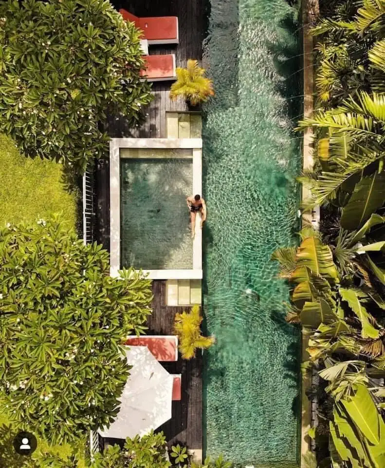 Villa 2 Lantai Elegan dengan Taman Besar di Kerobokan