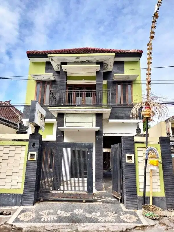 Rumah 2 Lantai di Sidakarya, Butuh Renovasi