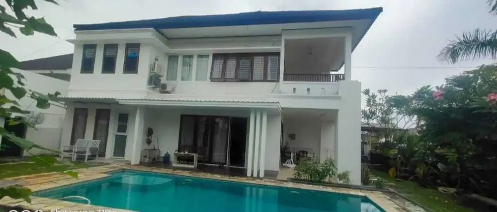 Rumah besar posisi hoek