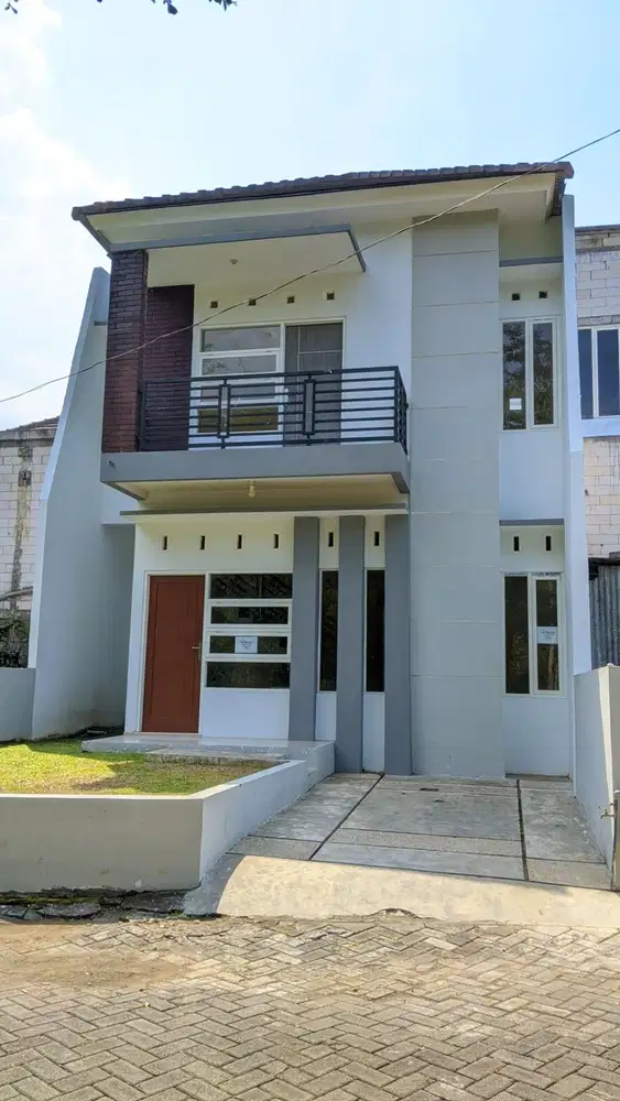 RUMAH SIAP HUNI 2 LANTAI DEKAT TEMINAL ARJOSARI DAN ARAYA