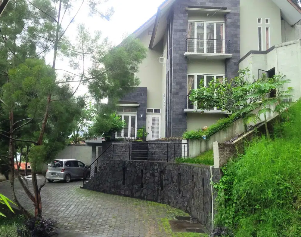 Dijual rumah Villa /gues House di Dago pakar dekat cafe valley