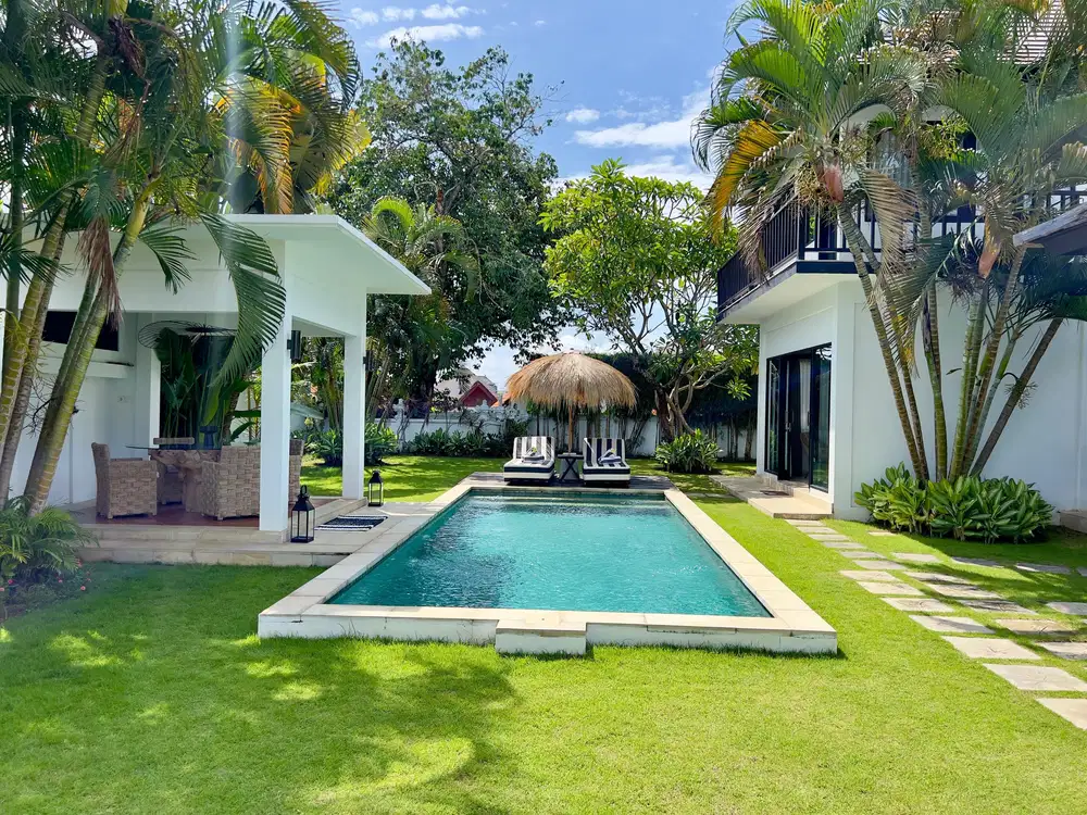 Villa Mewah Tropis Dekat Pantai Batu Bolong Canggu Bali