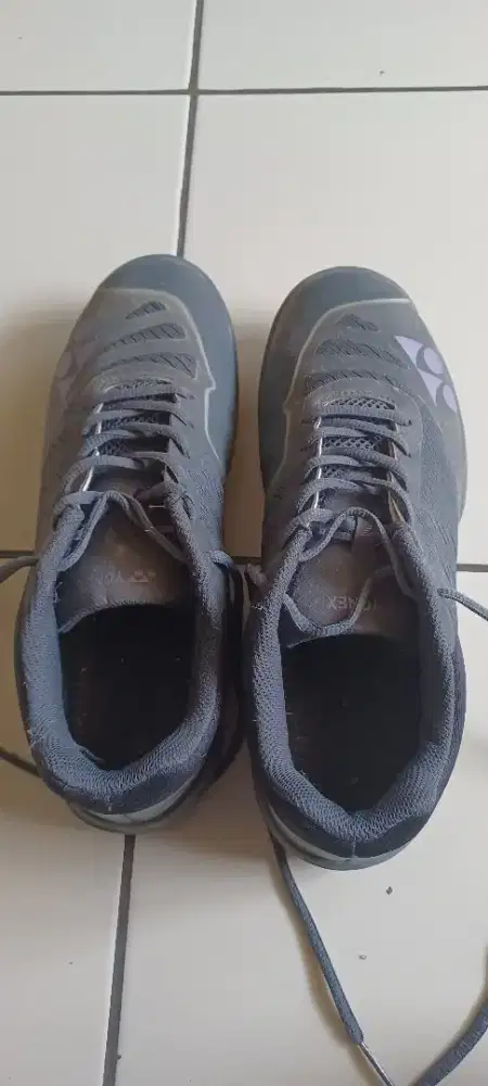 Sepatu badminton Yonex