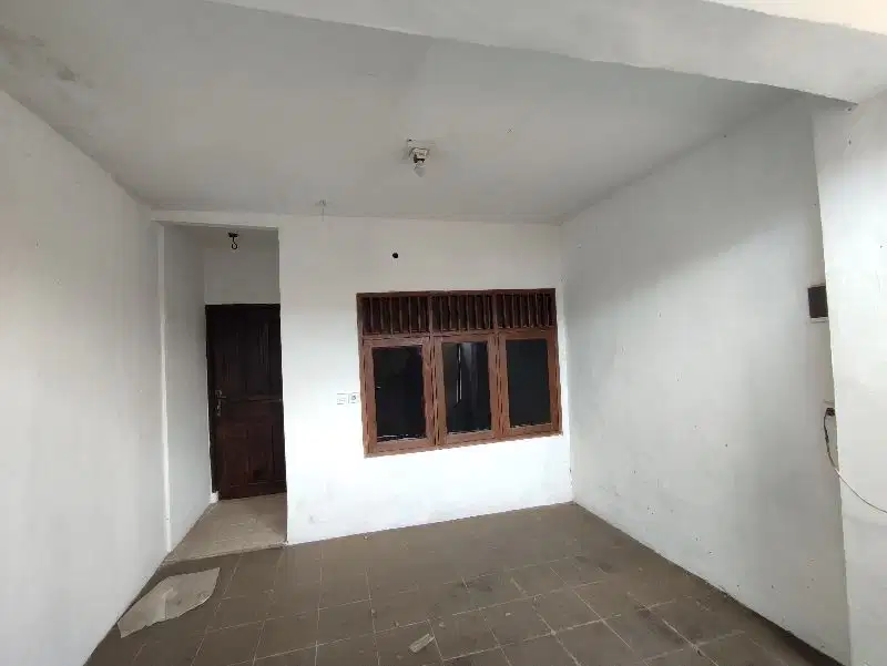 rumah nyaman dekat pintu tol krukut ada kamar pembantu dan garasi