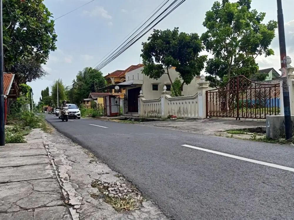Tanah Luas Gedong Kuning 1371 Meter Bonus Toko dan Rumah