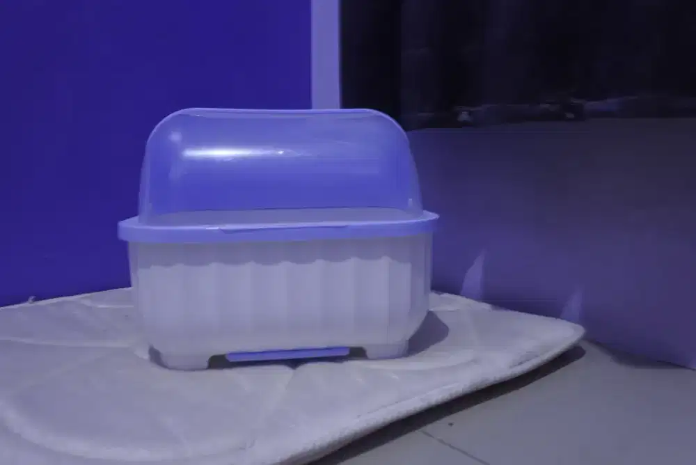 Rak piring dengan tutup