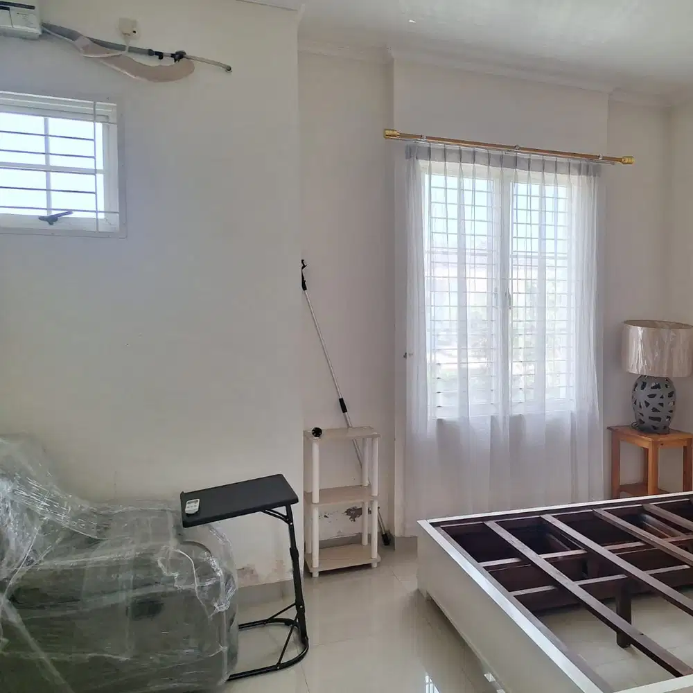 Dijual Rumah Luas Dua Lantai di SUVARNA SUTERA