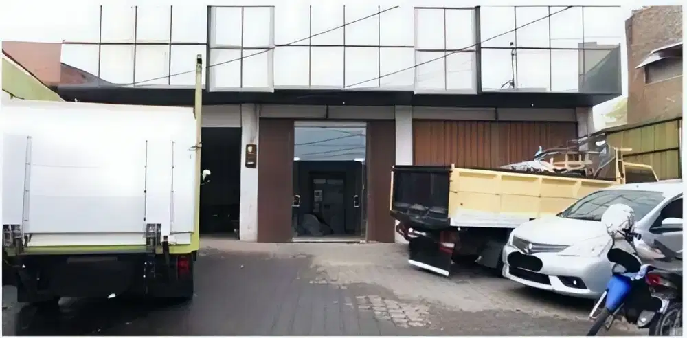 Gedung  3 lantai dan gudang dekat gerbang tol toha