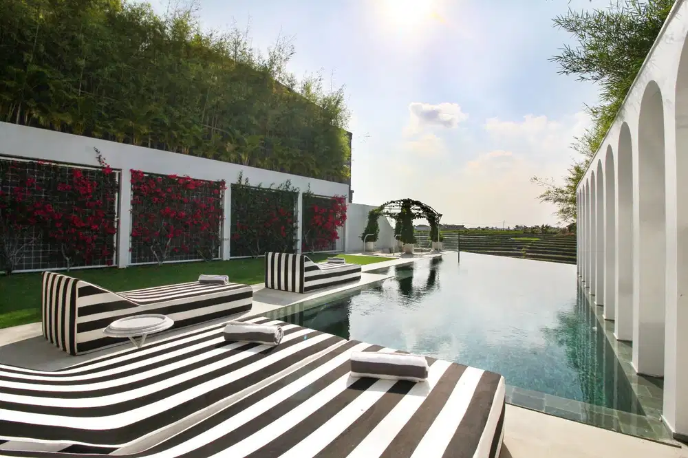 Jual Villa Freehold 5BR dengan Pemandangan Hijau Canggu