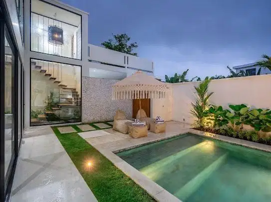 Villa mewah terletak di sentral Seminyak 10 menit ke pantai