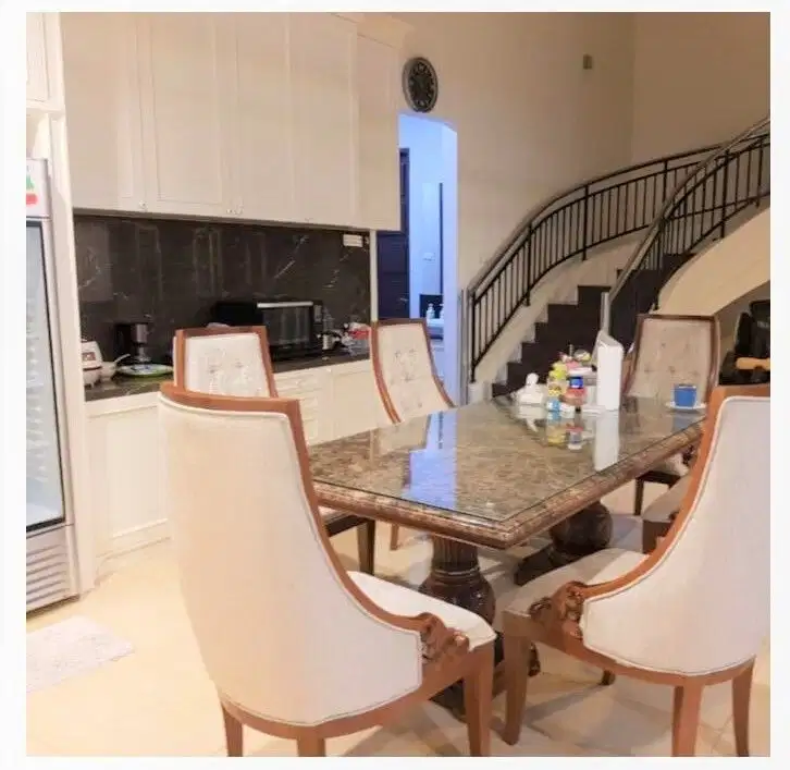 Dijual Rumah 2 Lantai Semi Furnished Elite Dharmahusada Surabaya Timur