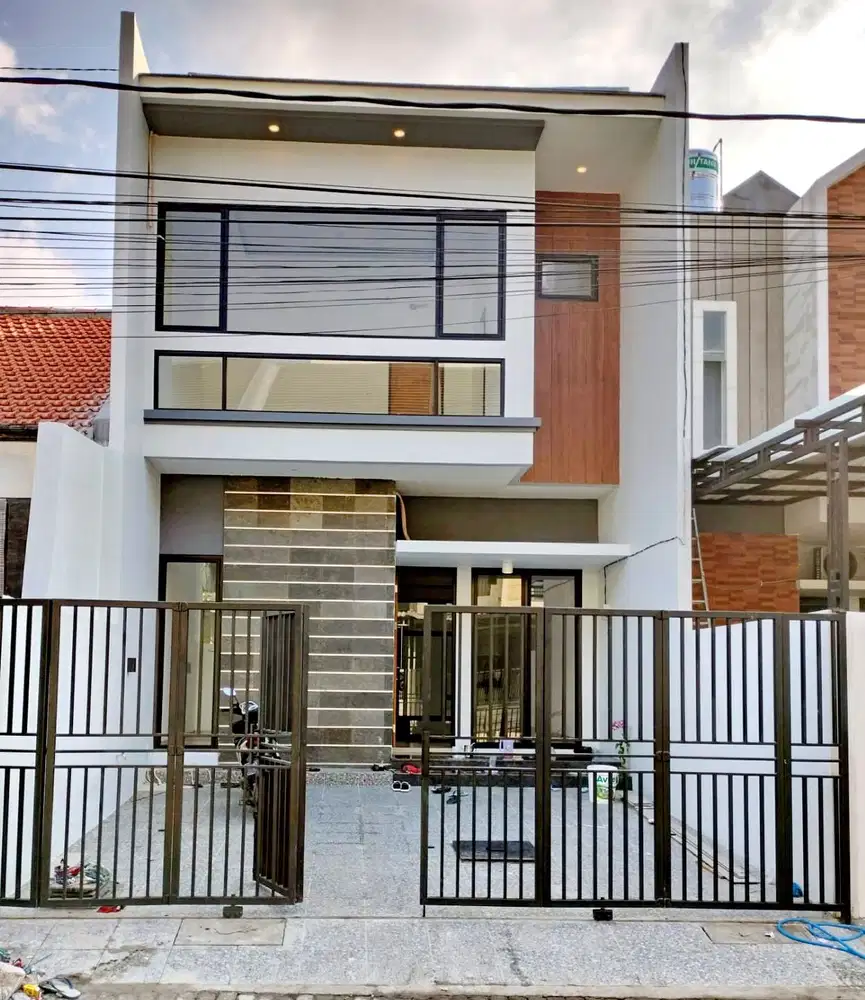 Dijual Rumah Baru 2 Lantai Minimalis Tengah Kota Klampis Semolo