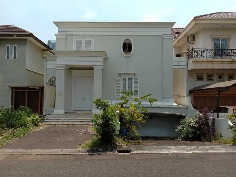 Rumah dengan kolam renang di Lippo Karawaci