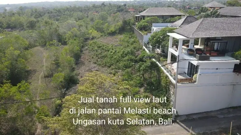 Tanah full view laut dan sunset di jalan pantai melasti