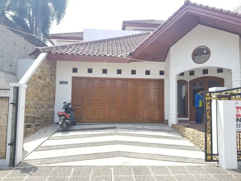 Rumah Besar dan ada kolam renang nya di Bekasi