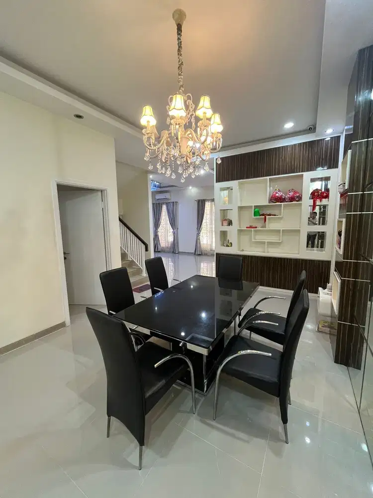 Rumah golf lake , semi furnish Uk 8x20 Lokasi bulevar parkir luas