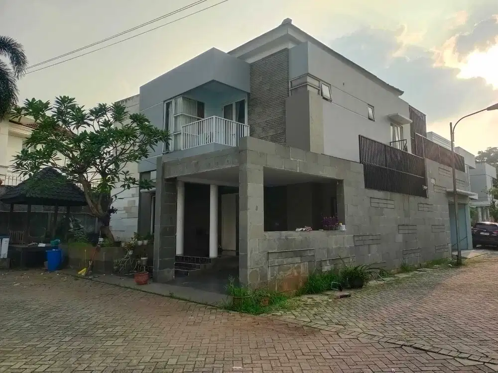 Rumah Hoek Ada Kolam Renang dekat stasiun LRT Cibubur jual Murah