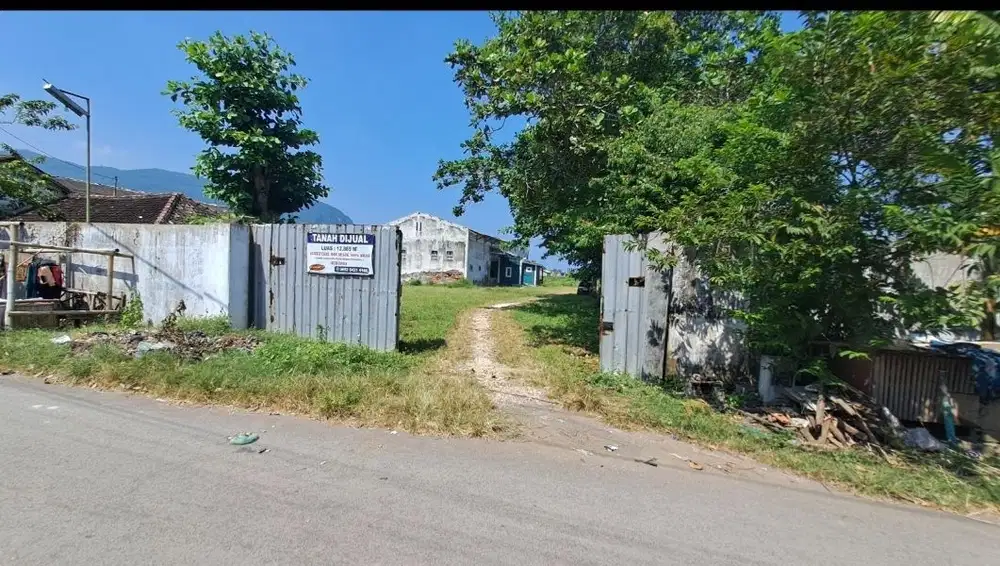 Tanah dan gudang bekas penyimpanan ikan dekat sandaran kapal