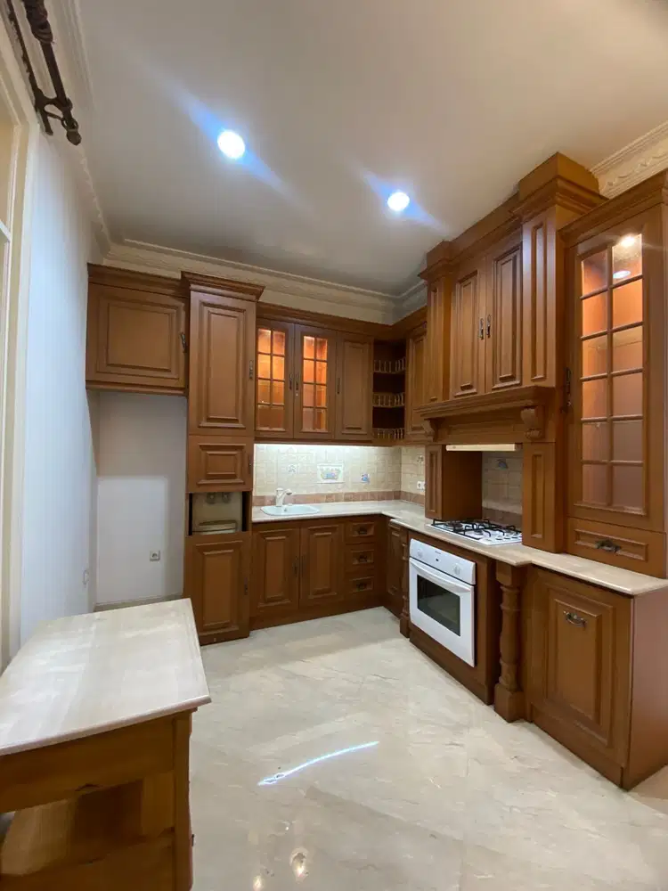 Dijual Rumah Besar dan Mewah di Legenda Wisata