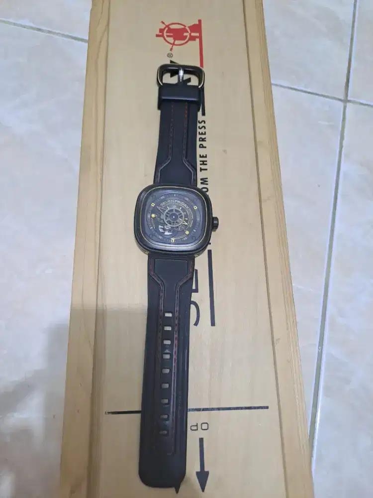 Jam tangan SevenFriday