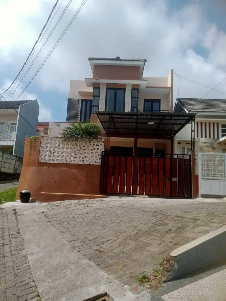 Villa ada kolam renang nya di kota batu