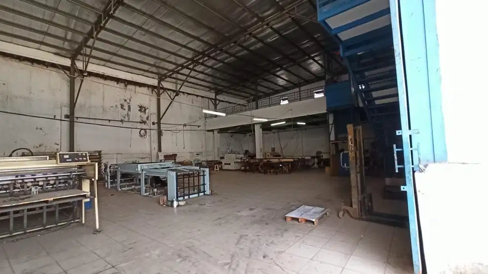 Disewakan gudang di bandengan ada lift