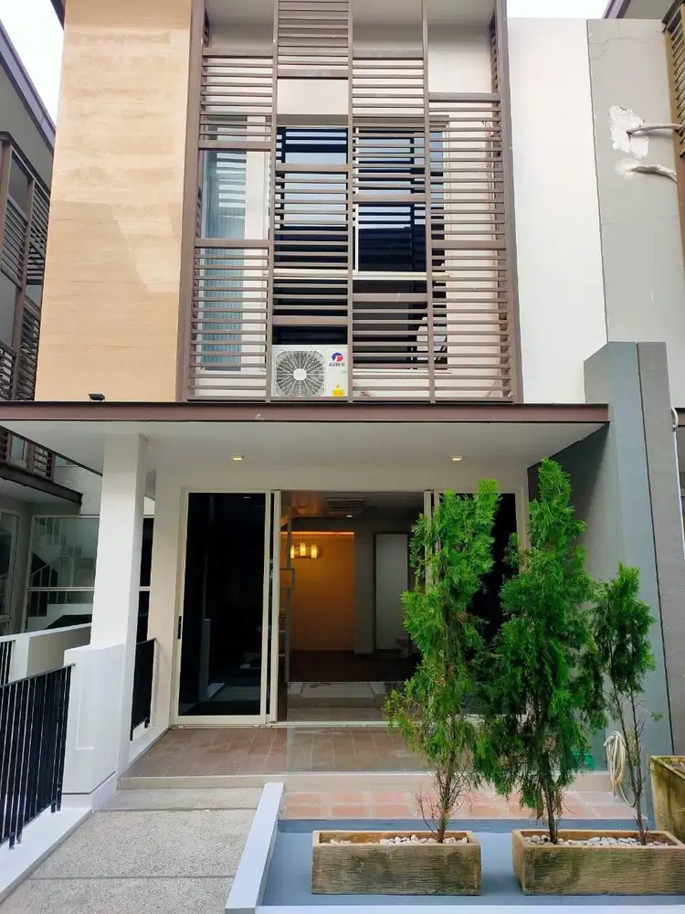 Dijual Rumah 3 Lantai Semi Furnished Interior Rumah Wisata Bukit Mas