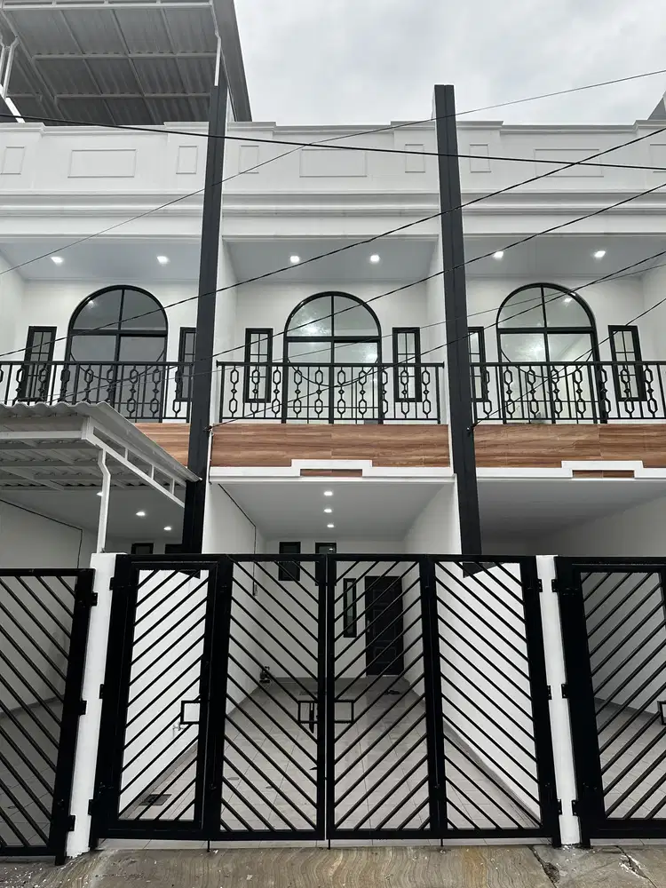 BARU.Rumah di Tanjung Duren, tiga lantai