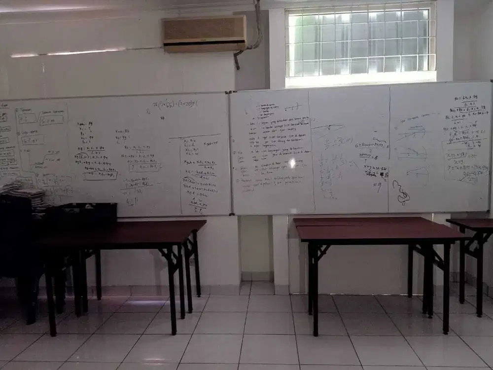 Cocok untuk tinggal atau kantor .rumah di Taman Semanan Indah