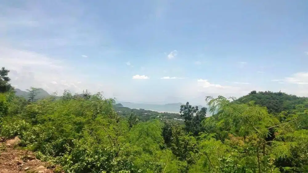 Tanah view laut dan sunset di kawasan berkembang labuan bajo