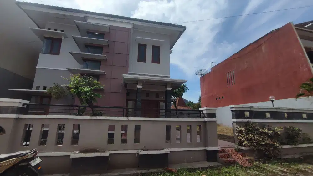 DIJUAL rumah besar dalan perumahan di dalam ringroad ..