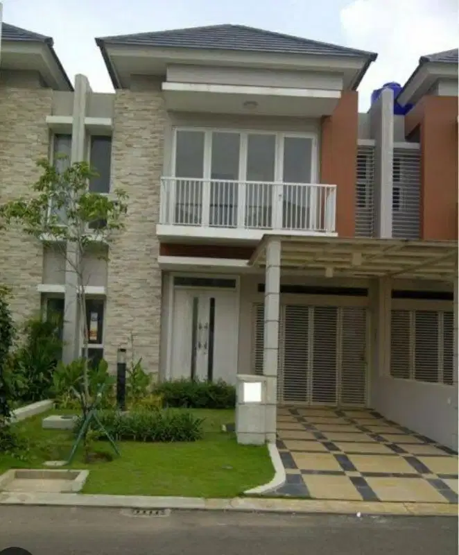 Disewakan Rumah sumarecon dengan fasikitas kolam renang