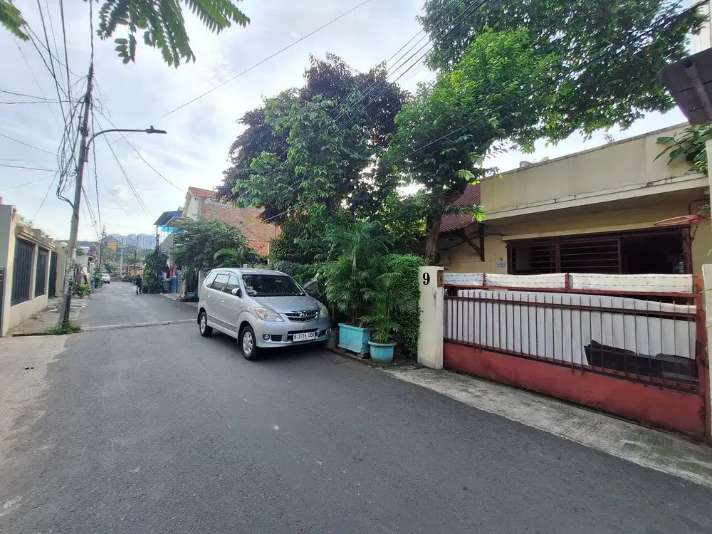 RUMAH DI MATRAMAN JAKTIM DEKAT PASAR PRAMUKA