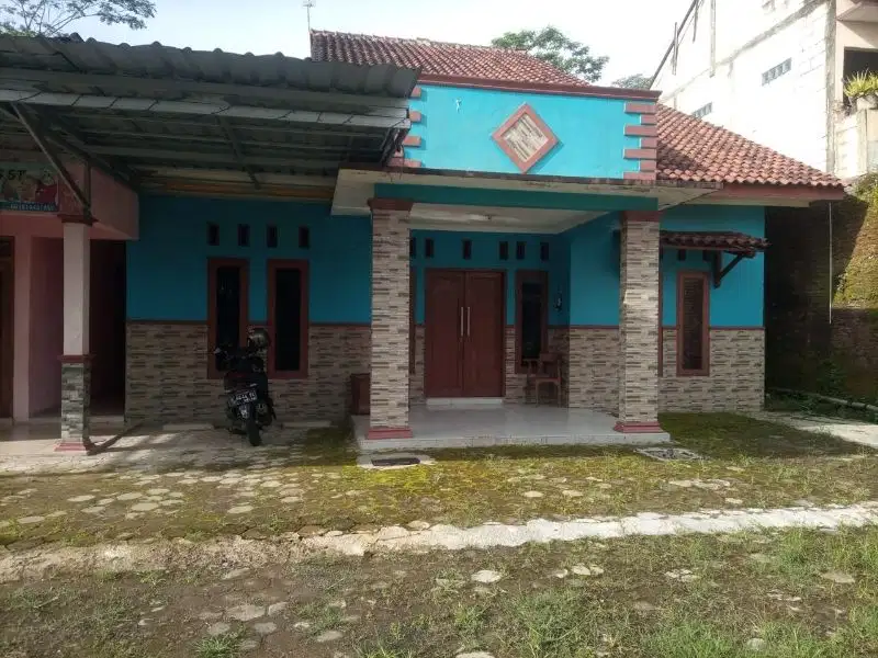 rumah tinggal dan tempat praktek bidan/dokter