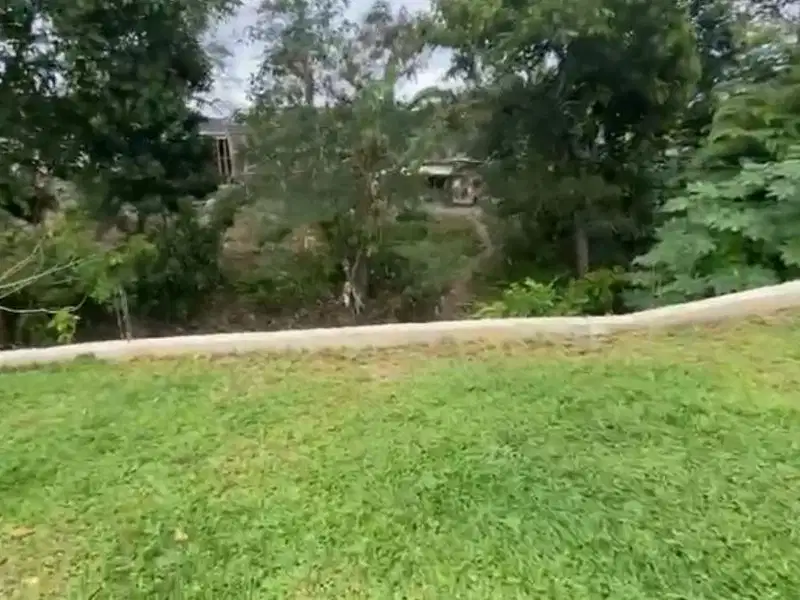 Tanah Los sungai sudah pondasi keliling di pantai berawa Canggu