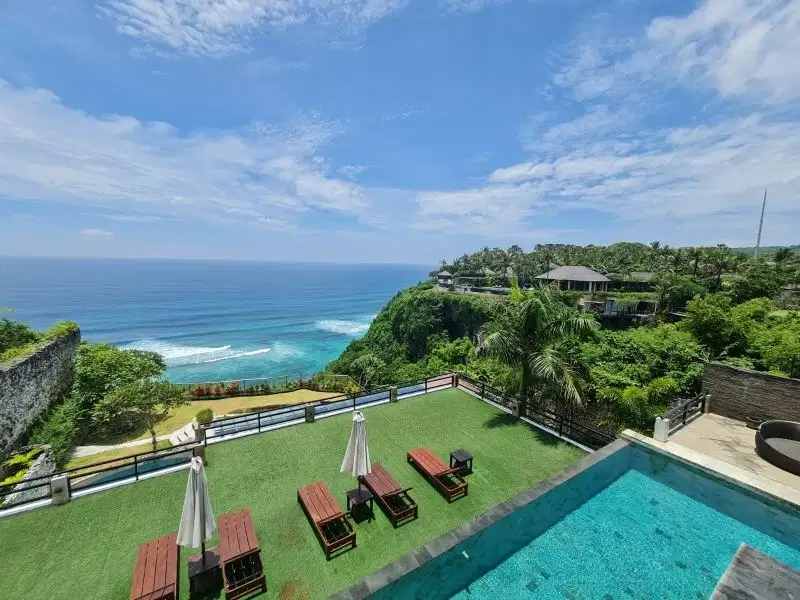 Nego, Villa mewah los tebing pantai di Ungasan, Halaman Luas